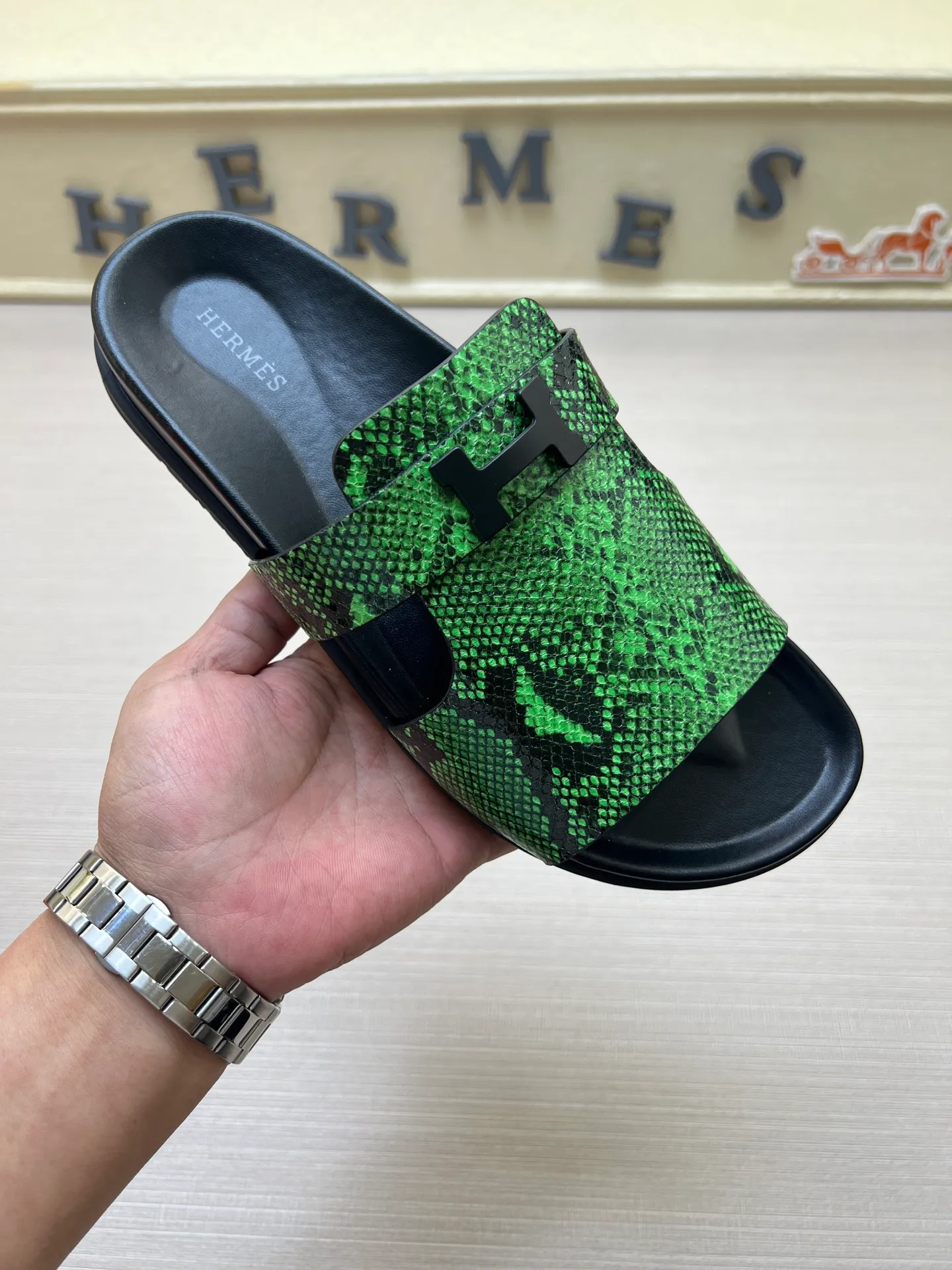 [H Family Hermès] P: 360💰 Size: 38-45 Hermes Men’s Kazimir Slippers - 2025 Summer New Hermès Same as the original version, with colored cowhide surface + rubber combined sole, handmade by master-level craftsmen! ❥High-end customization, exclusive products, the highest version in the industry.
